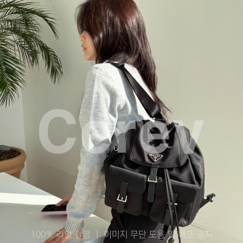 브러쉬드 레더 숄더백 화이트